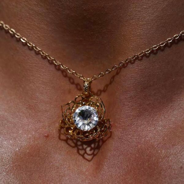 Collar Unisex Flor de Loto con Moisanita y Oro 18k, Joyería Luison