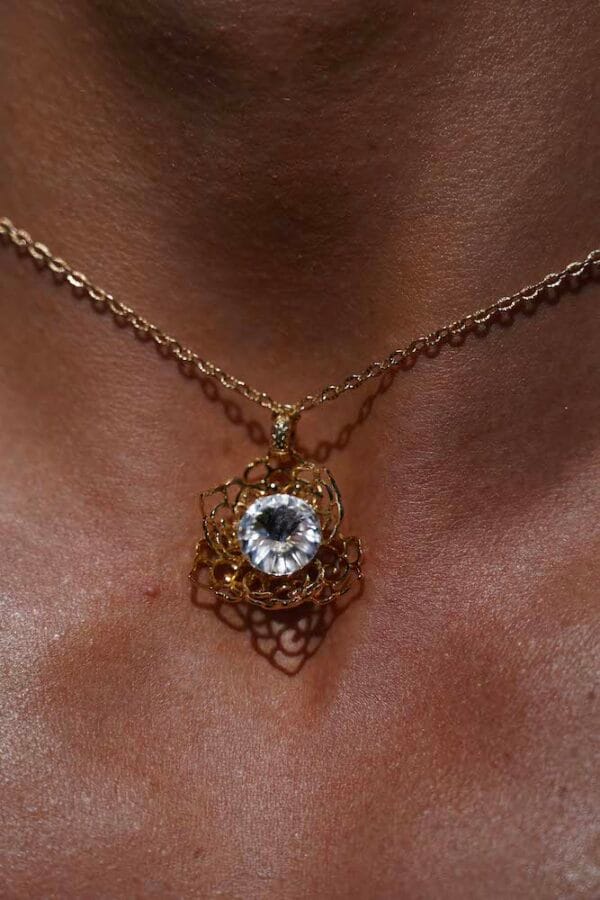 Collar Unisex Flor de Loto con Moisanita y Oro 18k, Joyería Luison
