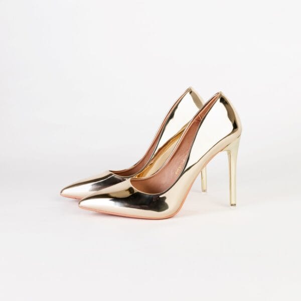 Tacones Dorados de Charol, Luison