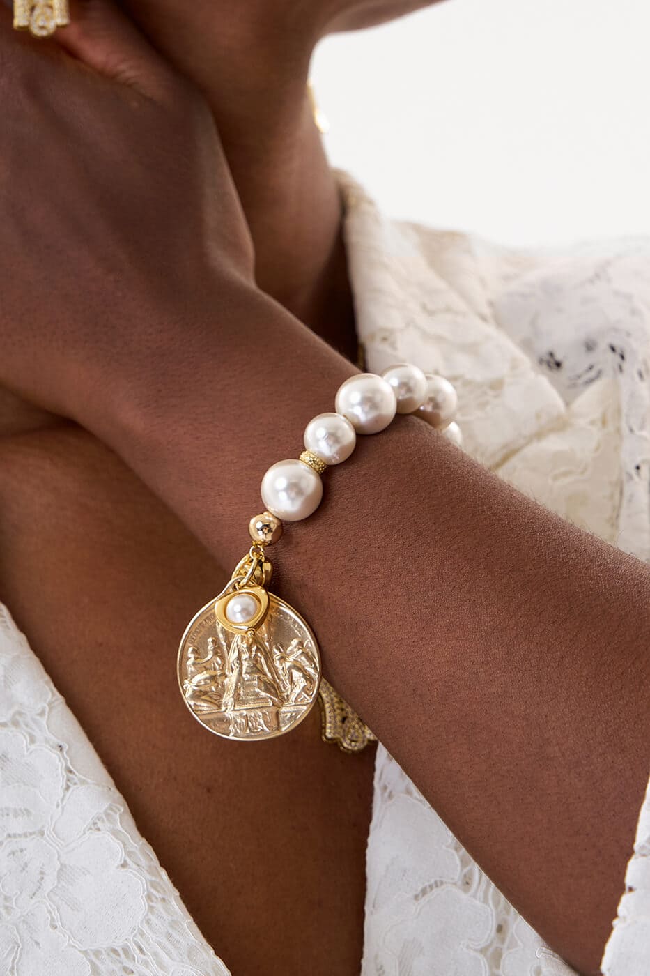 Brazalete Medallón de Perlas